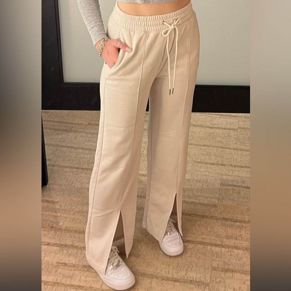 Abercrombie & Fitch wide-leg split-hem sweatpants size M short